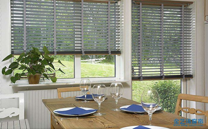 卷簾窗和百葉窗哪個好 卷簾窗和百葉窗兩者的比較 百葉窗